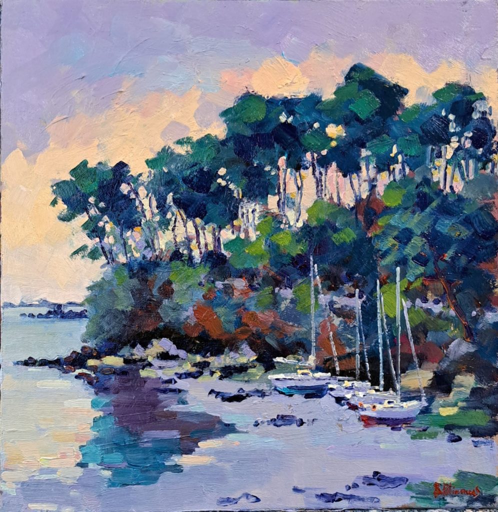 peinture à l'huile de béatrice aliamus représentant le soleil couchant entre les arbres dans le golfe du morbihan et les bateaux échoués